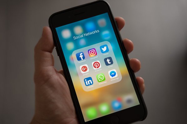 Pourquoi les recherches Google apparaissent sur un autre téléphone ?